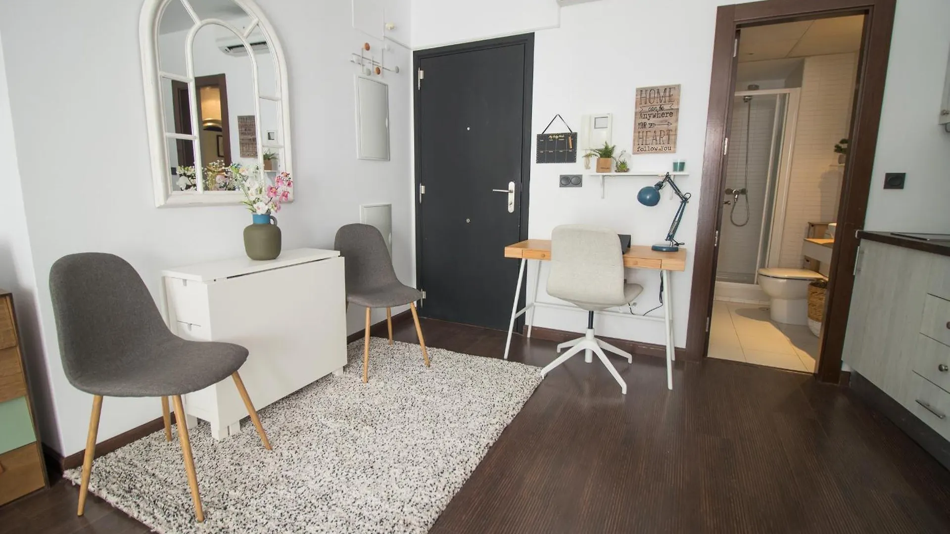 C80 - Rustic Chic Studio Downtown Malaga Apartment